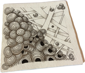 Meditatives Zeichnen auf der Seite eines Skizzenbuchs. Zu sehen sind verschlungene, schattierte Muster.